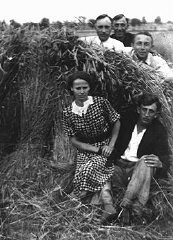 أفراد عائلة بولندية خبأت فتاة يهودية في مزرعتهم. زيراردو، بولندا، في الفترة بين عامي 1941 و1942.