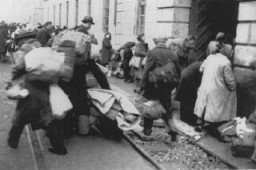 Holland zsidók érkeznek a theresienstadti gettóba. Csehszlovákia, 1944. február.