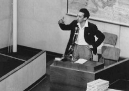 El ex líder partisano judío Abba Kovner testifica para la fiscalía en el juicio contra Adolf Eichmann. 4 de mayo de 1961.