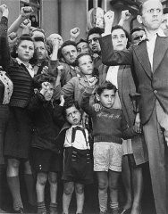 Personnes juives déplacées protestant contre l’évacuation de force par des soldats britanniques des réfugiés juifs de "l'Exodus 1947.” Photographie prise par Henry Ries. Camp de personnes déplacées de Hohne-Belsen, Allemagne, septembre 1947.
