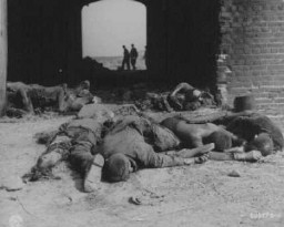 Los cuerpos quemados de exprisioneros de Rottleberode, un subcampo de Dora-Mittelbau, yacen cerca de la entrada a un granero que las tropas de las SS habían incendiado mientras los prisioneros se encontraban en una marcha de la muerte. Gardelegen, Alemania, 18 de abril de 1945.