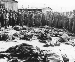 جنرال دوايت أيزنهاور (في الوسط), قائد جيش الحلفاء, أمام جثث السجناء الذين لقوا حتفهم بمحتشد أوردروف بألمانيا. 12 أبريل 1945.