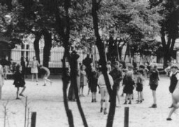 Escena organizada por los nazis con motivo de una inspección del ghetto de Theresienstadt por parte de la Cruz Roja Internacional. Checoslovaquia, 23 de junio de 1944.