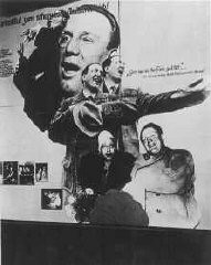 Panel de "Der ewige Jude" (El judío errante), una exposición antisemita nazi en la que se argumentaba que los judíos dominaban en gran medida las artes escénicas alemanas. Una frase en la parte superior del panel dice: "Entretenimiento desvergonzado". Berlín, Alemania, 11 de noviembre de 1938.