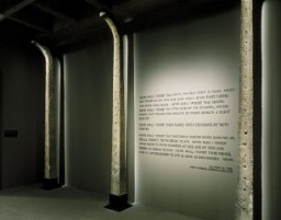 Postes de la cerca de Auschwitz y palabras de Elie Wiesel, en la sala de la torre del tercer piso de la Exposición Permanente del Museo Conmemorativo del Holocausto de Estados Unidos.