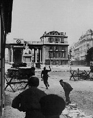 Men of the 2nd French Armored Division attack the Chamber of Deputies, one of the last German stongholds, during the battle to liberate the French capital. Paris, France, August 1944.