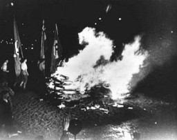 در میدان تالار اپرای برلین، سوزاندن کتاب ها و دیگر مطالب چاپی که از نظر شبه نظامیان و دانشجویان دانشگاه ها و دانشکده ها "ضد آلمانی" قلمداد می شدند. آلمان، 10 مه 1933.