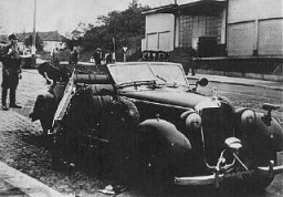 El automóvil dañado del General de las SS Reinhard Heydrich después de un ataque perpetrado por los agentes checos que trabajaban para los británicos. Praga, Checoslovaquia, 27 de mayo de 1942.
