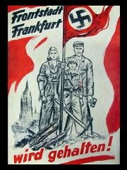 1945年のこのポスターには、「前線都市フランクフルトは守られる！」と宣言するドイツ人家族が描かれています。 前線都市とは、ヒトラーが連合国軍から死守しなければならないと宣言した街を意味します。  戦争末期の数か月間のプロパガンダは、ドイツ国家の最終防衛に国民を結集させることに集中しました。