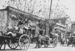 Taşralı Yunan Yahudiler, belirlenen getto bölgesine gidiyor. Selanik, Yunanistan, Kasım 1942 ve Mart 1943 arası.