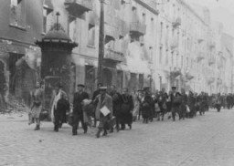 Евреев, схваченных в плен в ходе восстания в Варшавском гетто, конвоируют в пункт сбора для депортации. Варшава, Польша, апрель или май 1943 года.