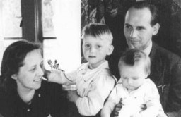 アムステルダム郊外のハイゼンで営んでいた薬局に37人のユダヤ人をかくまったバートとアンヌ・ボホフとその子供たち。 2人は「諸国民の中の正義の人」と呼ばれました。 1944年または1945年、オランダ。