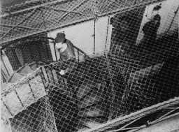 Вид сверху на огороженные тюремные блоки, где отбывали наказание заключенные во время судебного процесса Международного военного трибунала над военными преступниками. Нюрнберг, Германия, между 20 ноября 1945 года и 1 октября 1946 года.