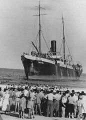 Le “Tiger Hill”, bateau de l’Aliyah Beit (immigration clandestine), transportant des réfugiés juifs d’Europe, arrive à Tel-Aviv, Palestine. Les habitants Juifs de Palestine saluent le bateau. 1er septembre 1939.