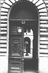 Entrada al patio, marcado con una Estrella de David, de un edificio designado para judíos. Budapest, Hungría, después del 2 de abril de 1944.