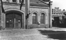 Entrée de la prison du Ploetzensee. A Ploetzensee, les nazis exécutèrent des centaines d’allemands qui étaient opposés à Hitler, parmi lesquels beaucoup de ceux qui avaient participé au complot du 20 juillet 1944 pour assassiner Hitler. Berlin, Allemagne, après-guerre.