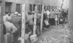 Réfugiés juifs faisant la queue pour recevoir de la nourriture offerte par le Joint (l’American Jewish Joint Distribution Committee, organisation caritative juive américaine - JDC) après la guerre. Shanghai, Chine, 1945-1946.