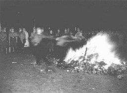 À Hambourg, des membres de la SA et des étudiants de l'université de Hambourg brûlent les livres qu'ils considèrent comme « antiallemands ». Hambourg, Allemagne, 15 mai 1933.