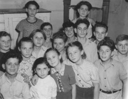 Huérfanos judíos en un centro de personas desplazadas en la zona de ocupación de los aliados. Lindenfels, Alemania, 16 de octubre de 1947.