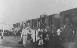 Deportasi kaum Yahudi dari ghetto Warsawa. Warsawa, Polandia, 1943.