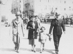道を歩くユダヤ人家族。1935年5月16日、ポーランド、カリシュ。