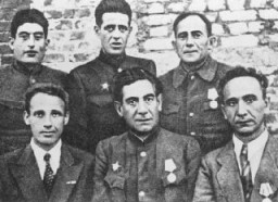 Chefs des partisans juifs de Minsk peu après la Libération. De gauche à droite : (premier rang) B. Haimowicz, S. Zorin, H. Smoliar ; (deuxième rang), C. Feigelman, Y. Kraczynsky et N. Feldman. 1944