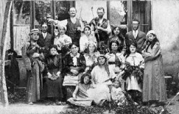Sondosky and Wolkowitz families, 1910-20. Kalisz. Courtesy of Kalman Aronowitz, Israel