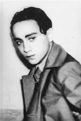 عکس چهره هرشل گرینشپان که پس از دستگیری از سوی مقامات فرانسوی به دلیل ترور دیپلمات آلمانی، ارنست فوم رات گرفته شد. گرینشپان ( 1943؟ -1921) در هانوفر آلمان به دنیا آمد و فرزند یک خانواده یهودی لهستانی بود که به آلمان مهاجرت کرده بودند. او در سال 1936 به پاریس گریخت. گرینشپان در 7 نوامبر 1938، پس از اینکه متوجه شد والدینش از آلمان به مرز لهستان تبعید شده اند، ارنست فوم رات، دبیر سوم سفارت آلمان در پاریس را به قتل رساند. حکومت نازی از مرگ این دیپلمات - دو روز پس از ترور وی- به عنوان دستاویزی برای توجیه آغاز پوگروم "شب شیشه های شکسته" ( 10-9 نوامبر) استفاده کرد. حکومت ویشی گرینشپان را در سال 1940 تحویل آلمانی ها داد، اما زمان و مکان مرگ او هیچگاه مشخص نشد. پاریس، فرانسه، 7 نوامبر 1938.