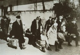 Llegada de refugiados judíos desde Alemania. La Comité para la Distribución Conjunta (JDC) ayudaba a los judíos a abandonar Alemania después de la llegada de los nazis al poder. Francia, 1936.