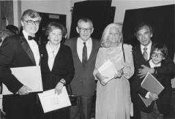 Elie Wiesel (derecha), con su esposa y su hijo, durante la conferencia "Fe en la Humanidad", celebrada antes de la inauguración del museo USHMM, los días 18 y 19 de septiembre de 1984, en Washington, D.C.
