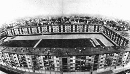 Este complejo de varios pisos fue el campo de tránsito de Drancy. La gran mayoría de los judíos deportados de Francia fueron recluidos aquí antes de su deportación. Drancy, Francia, 1941-1944.