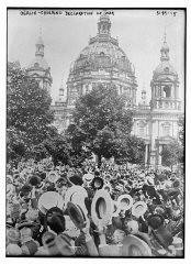 A crowd in front of the Berlin Cathedral (Berliner Dom) cheers the declaration of World War I. Berlin, Germany, August 1914.
Many enthusiastically believed that World War I would be over quickly. Instead, the war became a stalemate of costly battles and trench warfare. It lasted for years and was the first great international conflict of the twentieth century. The impact of the conflict and its divisive peace would reverberate in the decades following. 