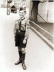Un ragazzino appartenente alla Gioventù Hitleriana posa per il fotografo nella città renana di Bruehl, 1934. Nel 1939 entrare nell'organizzazione giovanile nazista divenne obbligatorio per tutti i ragazzi e le ragazze compresi tra i dieci e i diciotto anni.