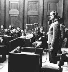 O réu Karl Brandt testemunha durante o "Julgamento dos Médicos", realizado em Nuremberg, Alemanha, de 9 de dezembro de 1946 a 20 de agosto de 1947.