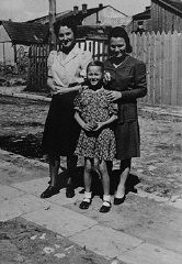 Laura Schwarzwald, su hija Selma y la hermana de Laura, Adela Litwak, en Busko-Zdrój. Polonia, 1947.