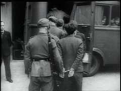 法国在 1940 年 6 月 22 日与德国签署了停战协议，承认德国当局拥有监督法国行政部门的权力。此外，德国军事部门对法国国内安全问题拥有管辖权。在这张资料片中，巴黎的一个德国军事法庭正在审问法国公民，这些公民被控告反抗军事占领措施。尽管采取了严酷的军事司法，德国还是无法镇压住法国的反抗力量，抵抗活动在 1944 年 6 月盟军攻入法国期间达到高峰。
