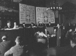 جوزيف غوبلز (واقف) يشهد للدولة أثناء "محاكمة حريق الرايخستاغ" أمام المحكمة العليا. لايبزيغ ألمانيا، 1933.
