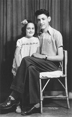 Bir Bulgar Yahudisi olan Norbert Yasharoff, zorunlu olarak Davut yıldızı takmış halde. On yaşından küçük kız kardeşinin yıldız takması gerekmiyordu. Pleven, Bulgaristan, 1943 Mayıs ve Eylül arası.