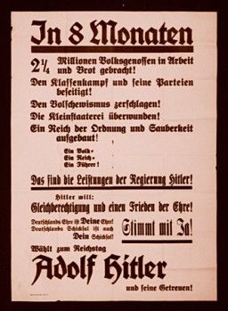 Η συγκεκριμένη προεκλογική αφίσα καλεί τους Γερμανούς να ενισχύσουν με τη θετική ψήφο τους την εκλογή των υποψηφίων που έχει επιλέξει ο Χίτλερ για το Ράιχσταγκ (το γερμανικό κοινοβούλιο). Η αφίσα καταγράφει λεπτομερώς τις ενέργειες του Χίτλερ και αναφέρει, εν μέρει: «Μέσα σε 8 μήνες δύο εκατομμύρια και διακόσιες πενήντα χιλιάδες Γερμανοί έχουν πάλι δουλειά και ψωμί στο τραπέζι τους! Η ταξική πάλη και οι κομματικοί πρωταγωνιστές της έχουν εξαλειφθεί! Οι Μπολσεβίκοι έχουν συντριβεί. Ο παρτικουλαρισμός υπερνικήθηκε! Ένα κράτος (Ράιχ) τάξης και καθαρότητας εγκαθιδρύθηκε. Ένας Λαός. Ένα Ράιχ. Ένας Ηγέτης. Ιδού τα επιτεύγματα του Χίτλερ...»