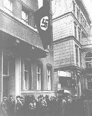 Avocats juifs faisant la queue pour demander la permission de plaider devant les tribunaux berlinois. Une nouvelle réglementation fixée dans l’Arierparagraph (le paragraphe aryen, une série de lois édictées en avril 1933 pour exclure les Juifs de différentes sphères de l’Etat et de la société) ne permettait qu’à 35 d’entre eux d’exercer devant les tribunaux. Berlin, Allemagne, 11 avril 1933.