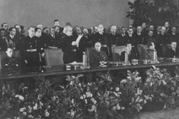 Le Premier ministre slovaque Vojtech Tuka (au premier rang, debout) annonce l’entrée de la Slovaquie dans l’alliance de l’Axe (initialement Allemagne, Italie, et Japon ; rejoints également par la Hongrie, la Roumanie, et la Bulgarie). Berlin, Allemagne, novembre 1940.