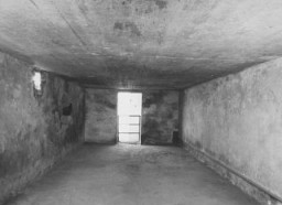 L'interno di una camera a gas nel campo di Majdanek. Majdanek, Polonia, dopo il 24 luglio 1944.