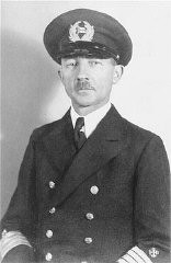 گوستاو شرودر کاپیتان "سنت لوئیز" در روز عزیمت کشتی از هامبورگ. کوبا و ایالات متحده، هیچ کدام به مسافران کشتی حق پناهندگی ندادند. ۱۳ مه ۱۹۳۹ آلمان.