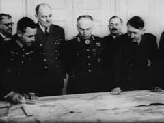 イオン・アントネスク元帥は、1940年から1944年までルーマニアの統治者でした。スターリングラードにおけるドイツの敗北後、ヒトラーはドイツと同盟関係にあった国の一部に別の平和協定を交渉する意図があるのではないかと疑っていました。このドイツのニュース映画の映像には、ルーマニアがドイツの戦争運動に傾倒し続けることをヒトラーに確信させるために、アントネスクがドイツのベルヒテスガーデンでヒトラーと会談している様子が映っています。この会談の翌年の1944年8月、ルーマニアのミハイ国王はアントネスクを逮捕し、ソ連との休戦協定に調印しました。
