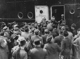 El "St. Louis", llevando a bordo a refugiados judíos alemanes a quienes se les negó la entrada a Cuba y Estados Unidos, llega a Amberes. Policías belgas vigilan el portalón con el fin de evitar que los familiares de los pasajeros aborden el barco. Bélgica, 17 de junio de 1939.