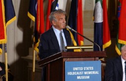 Elie Wiesel pronuncia un discurso en la ceremonia de los Días del Recuerdo, Washington, D.C., 2002.