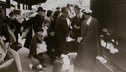 Déportation de Juifs de Hanau, près de Francfort-sur-le-Main vers le ghetto de Theresienstadt (aujourd'hui Terezin). Hanau, Allemagne, le 30 mai 1942.