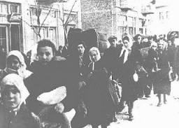 Judíos arrestados para su deportación en la Macedonia ocupada por los búlgaros. Las autoridades búlgaras detenían a los judíos primero en un campo en Skopje y luego los deportaban al campo de exterminio de Treblinka, situado en la Polonia ocupada por los alemanes. Macedonia, marzo de 1943.