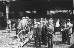 Oficiales belgas en la pasarela del "St. Louis" después de que el barco se viera obligado a regresar a Europa desde Cuba. Bélgica permitió la entrada a algunos de los pasajeros. Amberes, Bélgica, junio de 1939.