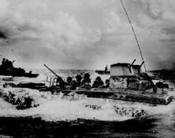 Transport de troupes amphibie chargé de marines américains se dirigeant vers les plages de Tinian, une île de l’océan Pacifique. Juillet 1944.